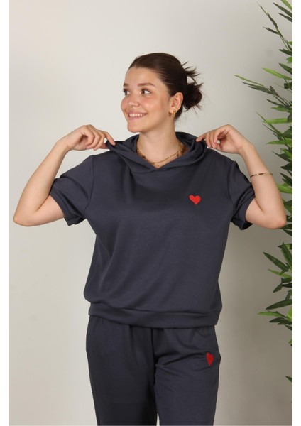 25691 Kalp Nakışlı Kısa Kol Kapşonlu Üst Paçası Lastikli Alt Takım modelleri