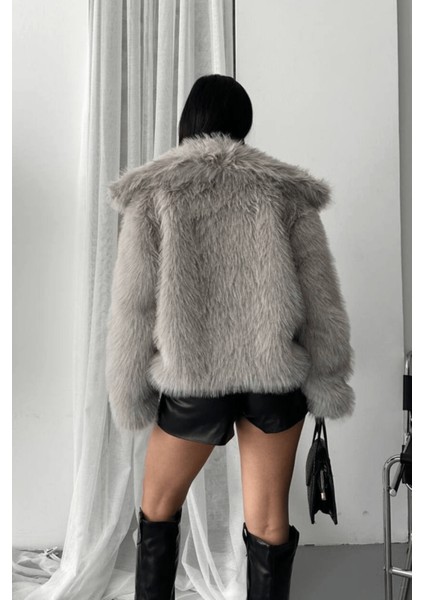 Kadın Suni Kürk Mont – Şal Yaka, Kruvaze, Çift Çıtçıtlı, Uzun Kollu, Kalın, Rahat Kalıp modelleri