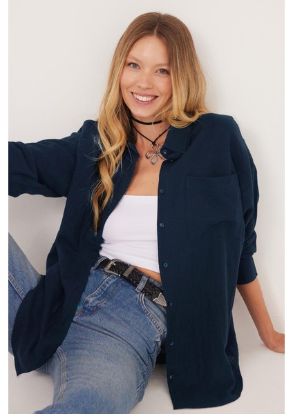 Kadın Oversize Geniş Kesim %100 Pamuk Müslin Kumaş Uzun Kollu Cepli Dokulu Lacivert Gömlek
