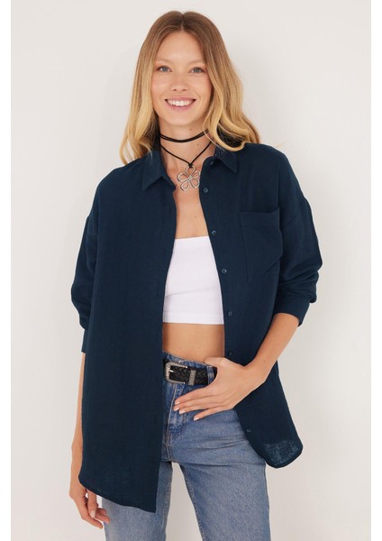 Kadın Oversize Geniş Kesim %100 Pamuk Müslin Kumaş Uzun Kollu Cepli Dokulu Lacivert Gömlek fiyatları