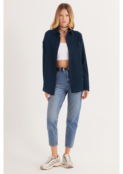 Kadın Oversize Geniş Kesim %100 Pamuk Müslin Kumaş Uzun Kollu Cepli Dokulu Lacivert Gömlek fırsatları