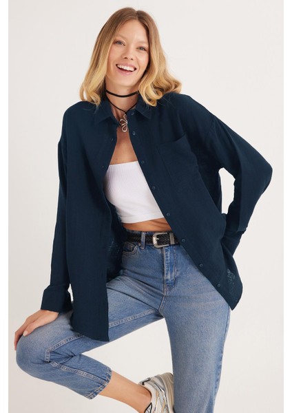 Kadın Oversize Geniş Kesim %100 Pamuk Müslin Kumaş Uzun Kollu Cepli Dokulu Lacivert Gömlek indirimleri