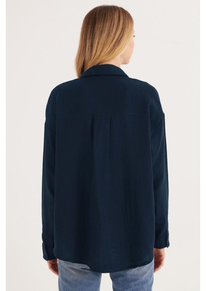 Kadın Oversize Geniş Kesim %100 Pamuk Müslin Kumaş Uzun Kollu Cepli Dokulu Lacivert Gömlek
