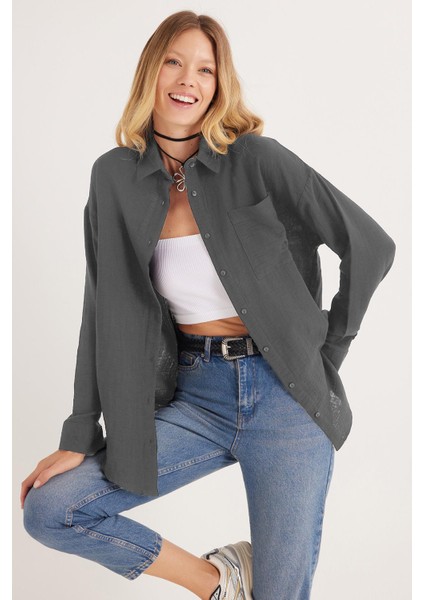 Kadın Oversize Geniş Kesim %100 Pamuk Müslin Kumaş Uzun Kollu Cepli Dokulu Koyu Gri Gömlek