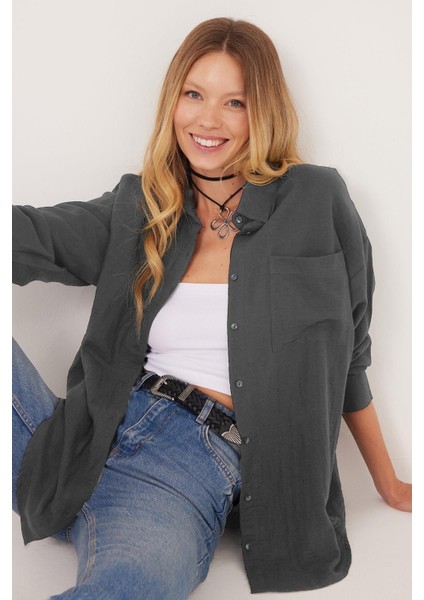 Kadın Oversize Geniş Kesim %100 Pamuk Müslin Kumaş Uzun Kollu Cepli Dokulu Koyu Gri Gömlek fiyatları