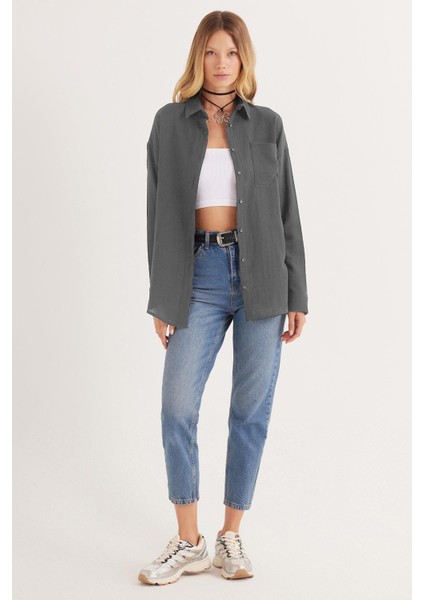 Kadın Oversize Geniş Kesim %100 Pamuk Müslin Kumaş Uzun Kollu Cepli Dokulu Koyu Gri Gömlek fırsatları