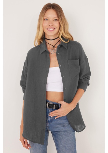 Kadın Oversize Geniş Kesim %100 Pamuk Müslin Kumaş Uzun Kollu Cepli Dokulu Koyu Gri Gömlek indirimleri