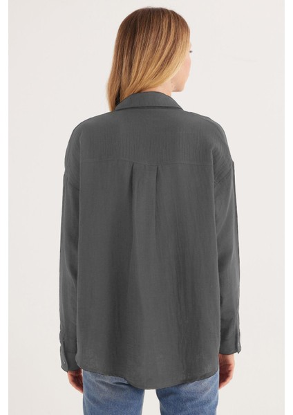 Kadın Oversize Geniş Kesim %100 Pamuk Müslin Kumaş Uzun Kollu Cepli Dokulu Koyu Gri Gömlek