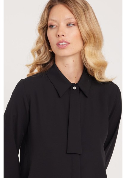Kadın Standart Fit Normal Kesim Fiyonklu Siyah Gömlek