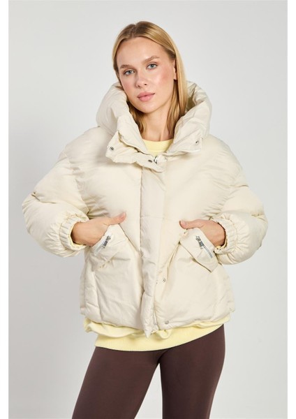 Kadın Yan Cepli Kapüşonlu Şişme Mont - Ekru