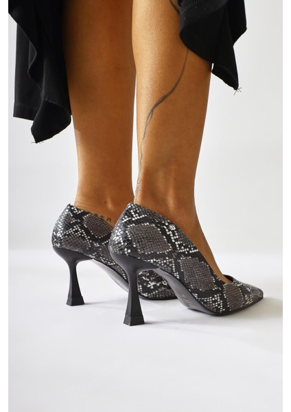 Celestine Siyah Yılan Desenli Pul Detaylı Sivri Burunlu Stiletto