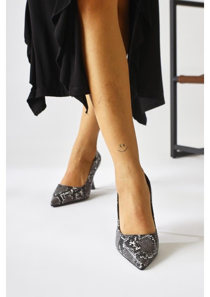 Celestine Siyah Yılan Desenli Pul Detaylı Sivri Burunlu Stiletto fiyatları