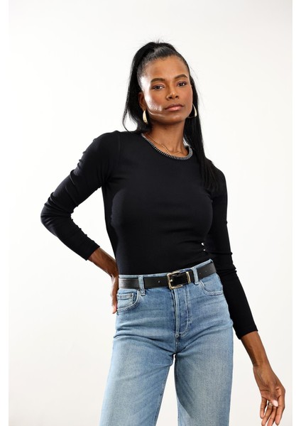 Siyah Yakası Biyeli Uzun Kol Tişört