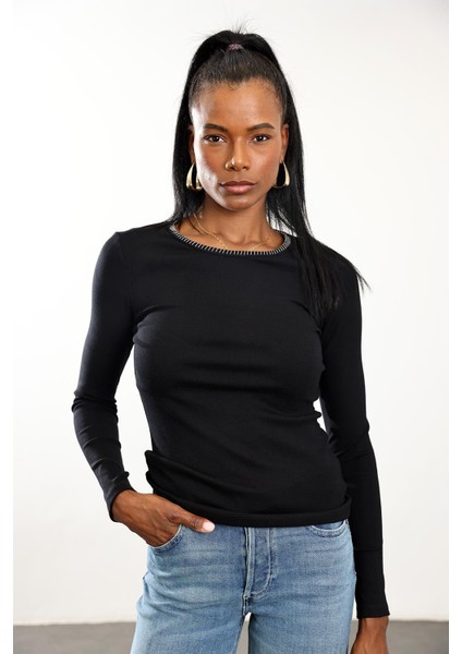 Siyah Yakası Biyeli Uzun Kol Tişört fırsatları