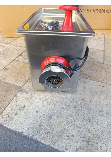 12 No Et Kıyma Makinesi (1 Adet Yedek Bıçak, 1 Adet Yedek Süzgeç , 1 Adet Sucuk Aparatı ve 1 Adet Et Bıçağı ) indirimleri