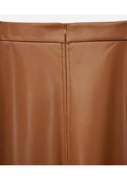 x Melis Ağazat - Volanlı Kloş Kesim Midi Suni Deri Etek