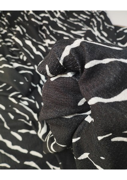 Siyah Beyaz Desenli Irmak Örme Jarse (En 150 cm x Boy 250 Cm) fırsatları