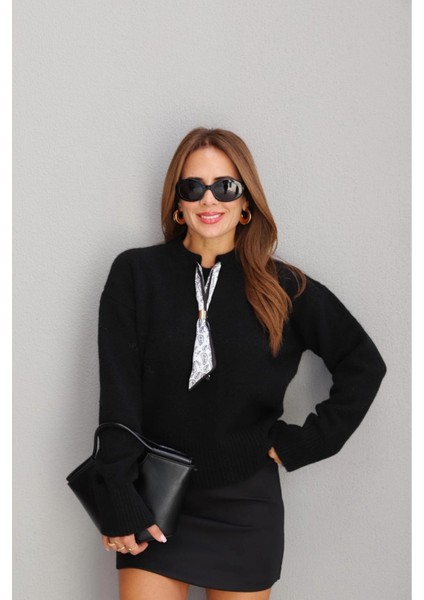 Siyah Yaka Fular Detay Kazak