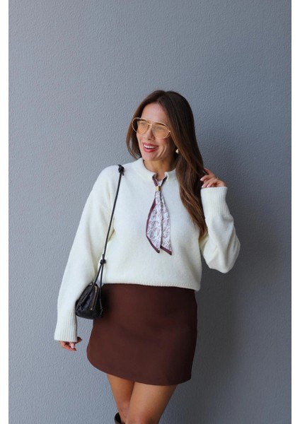 Ekru Yaka Fular Detay Kazak