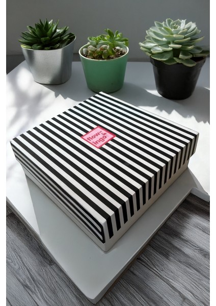 Özel Gün Hediye Kutusu | Hijyenik Ped, Kişisel Bakım, Atıştırmalık, Bubble Mum fiyatları