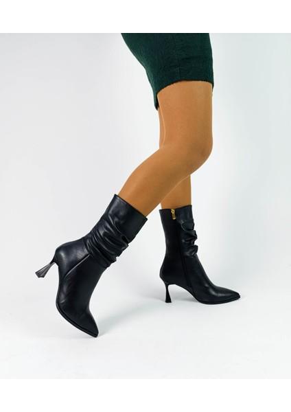 Siyah Renk Sivri Burun Ince Kadeh Topuk Kadın Çizme