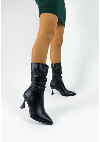 Siyah Renk Sivri Burun Ince Kadeh Topuk Kadın Çizme fiyatları