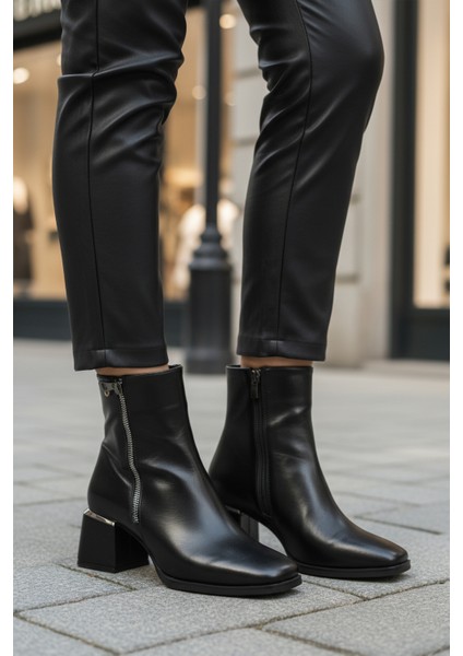 Siyah Parlak Içi Polarlı Fermuarlı Topuklu Kadın Bot PC-54000 Z modelleri