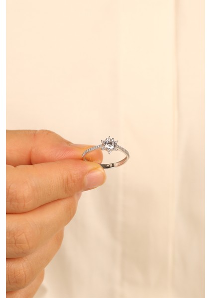 Minimal Model Lotus Tektaş Altın Yüzük ÇGKY0087 fırsatları