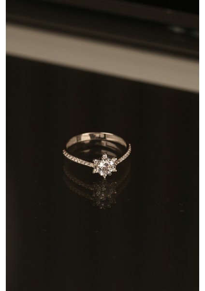 Minimal Model Lotus Tektaş Altın Yüzük ÇGKY0087