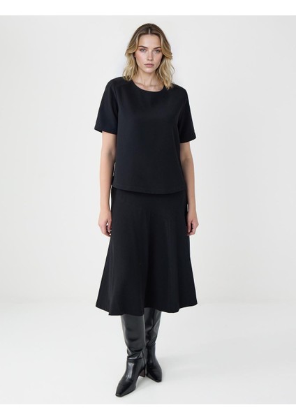 Siyah Rahat Kesim Yuvarlak Yaka Kısa Kollu Dokuma Bluz fiyatları