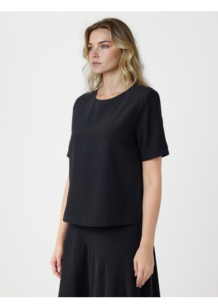 Siyah Rahat Kesim Yuvarlak Yaka Kısa Kollu Dokuma Bluz modelleri