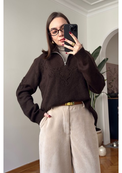 Fermuarlı Süzene Nakışlı Triko Kazak- Kahverengi