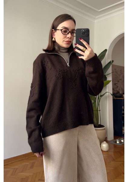 Fermuarlı Süzene Nakışlı Triko Kazak- Kahverengi fiyatları