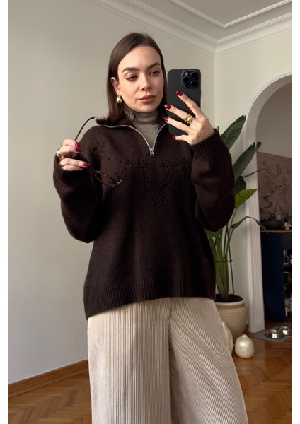 Fermuarlı Süzene Nakışlı Triko Kazak- Kahverengi fırsatları