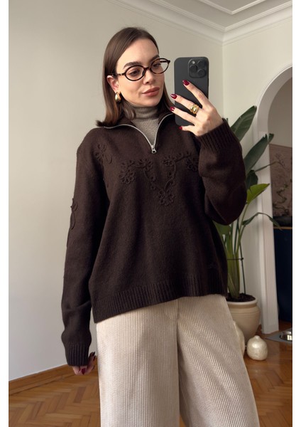 Fermuarlı Süzene Nakışlı Triko Kazak- Kahverengi indirimleri