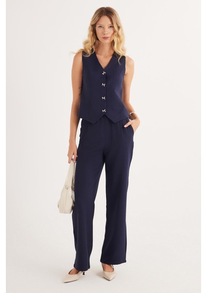 Kadın Standart Fit Sıfır Kol Kruvaze Yaka Düğmeli Lacivert Yelekli Pantolonlu Takım