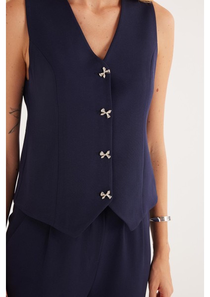 Kadın Standart Fit Sıfır Kol Kruvaze Yaka Düğmeli Lacivert Yelekli Pantolonlu Takım modelleri