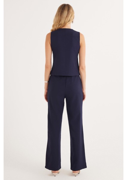 Kadın Standart Fit Sıfır Kol Kruvaze Yaka Düğmeli Lacivert Yelekli Pantolonlu Takım