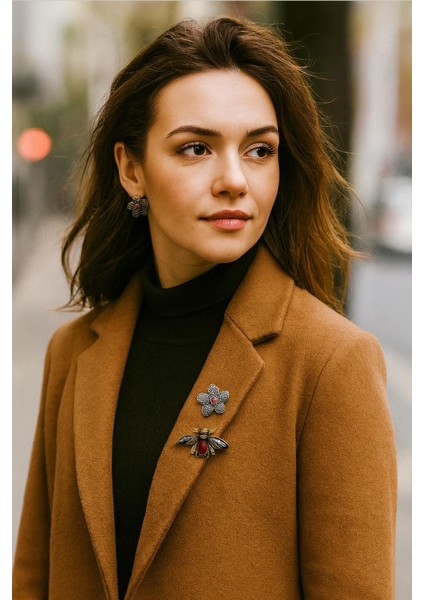 Marka Broş Seti – Vintage Arı ve Çiçek Tasarımlı Taşlı Metal Broş 2’li Set