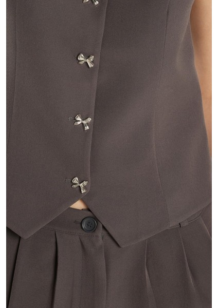 Kadın Standart Fit Sıfır Kol Kruvaze Yaka Düğmeli Gri Yelekli Pantolonlu Takım modelleri