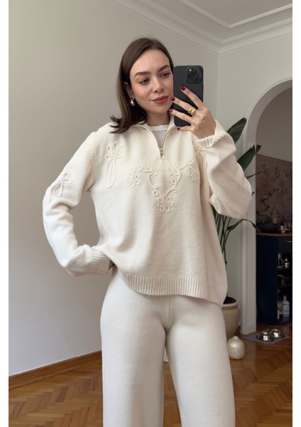 Fermuarlı Süzene Nakışlı Triko Kazak- Ekru