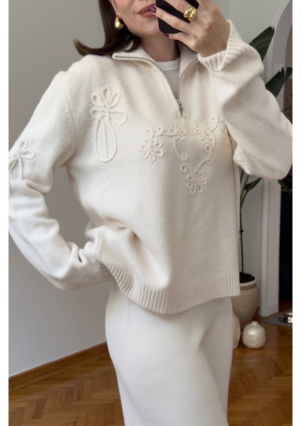 Fermuarlı Süzene Nakışlı Triko Kazak- Ekru fiyatları