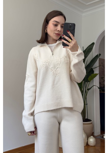 Fermuarlı Süzene Nakışlı Triko Kazak- Ekru fırsatları