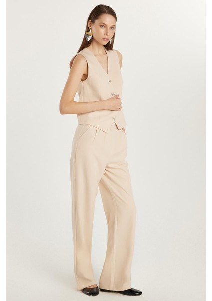 Kadın Standart Fit Sıfır Kol Kruvaze Yaka Düğmeli Bej Yelekli Pantolonlu Takım