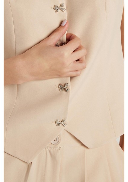 Kadın Standart Fit Sıfır Kol Kruvaze Yaka Düğmeli Bej Yelekli Pantolonlu Takım modelleri