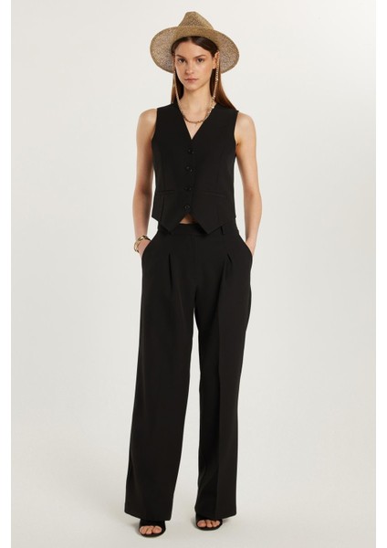 Kadın Standart Fit Sıfır Kol Kruvaze Yaka Düğmeli Siyah Yelek Pantolonlu Takım