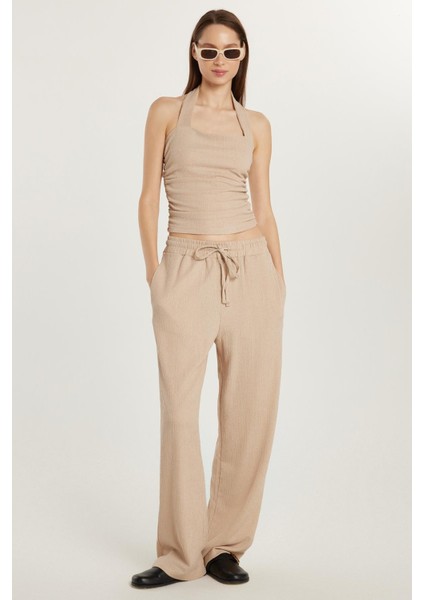Kadın Slim Fit Dar Kesim Askılı Yaka Beli Lastikli Bej Bluz Pantolonlu Takım