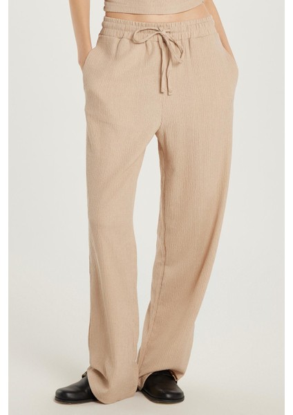 Kadın Slim Fit Dar Kesim Askılı Yaka Beli Lastikli Bej Bluz Pantolonlu Takım fiyatları