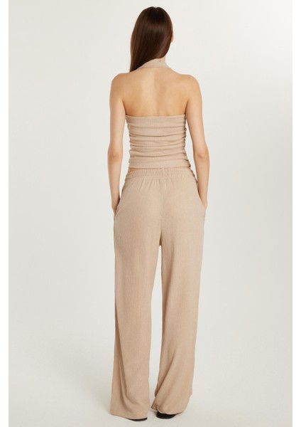 Kadın Slim Fit Dar Kesim Askılı Yaka Beli Lastikli Bej Bluz Pantolonlu Takım indirimleri