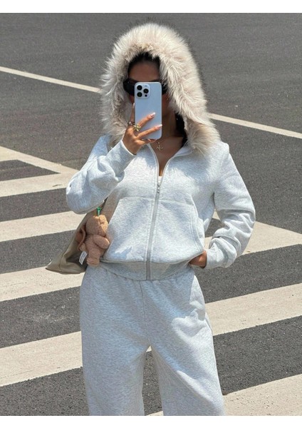Kadın Gri Fermuarlı Kapüşonlu Sweatshirt Eşfoman Takımı – Kürklü Kapüşon, Cepli, Rahat Kalıp modelleri